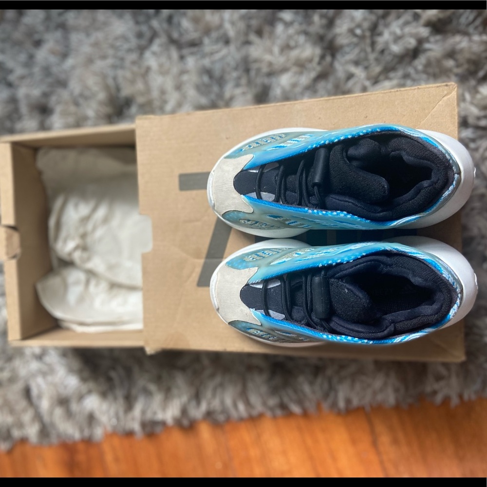 COPY - Infant size 6.5 Yeezy 700 V3 like new with Box